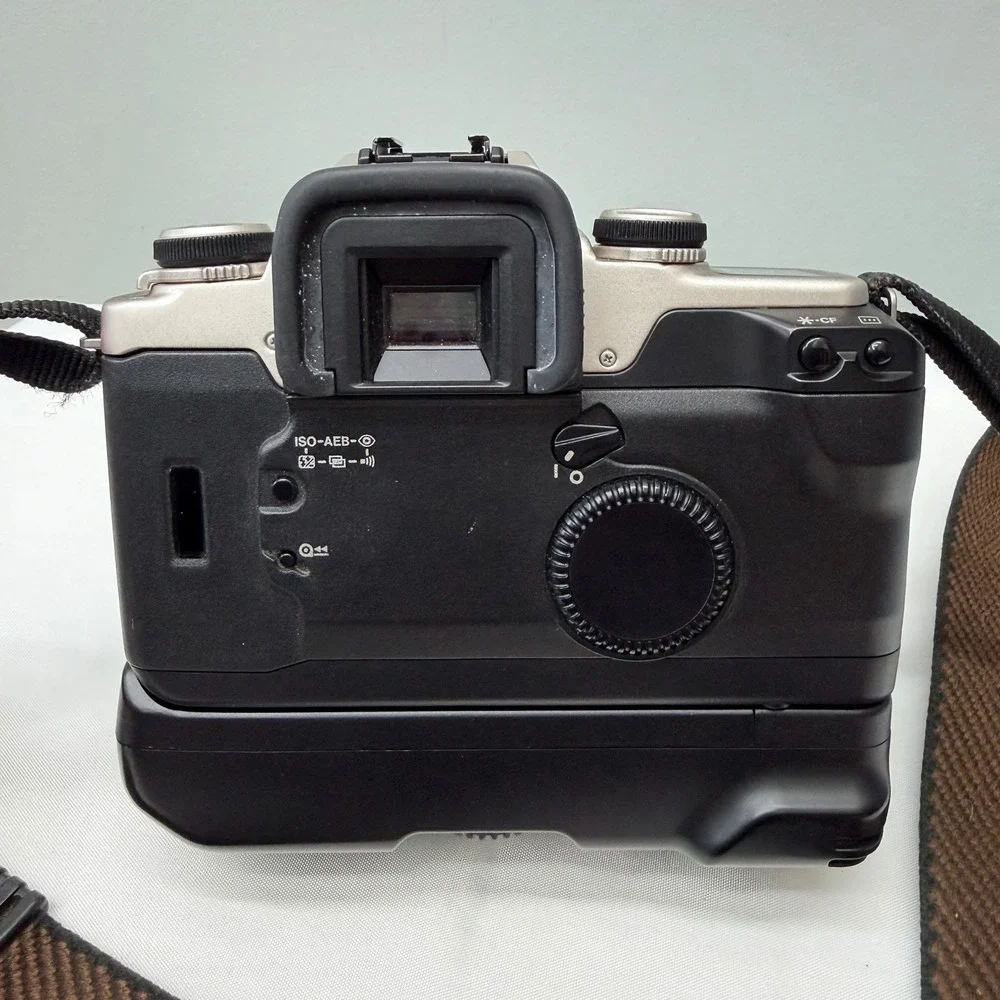 Canon EOS Elan II E 35mm SLR Film Camera 28-80mm Lens BP-50 Battery Pack Japan
